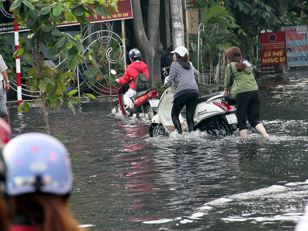 Người dân quận 12 khổ sở vượt 'biển nước' đi làm ảnh 4